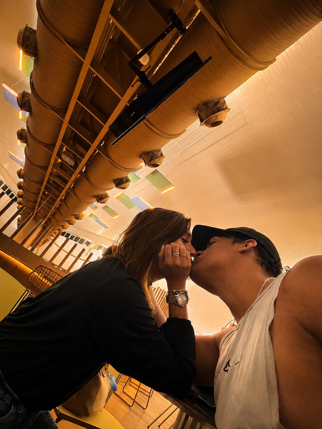 Nós dois nos beijando no restaurante