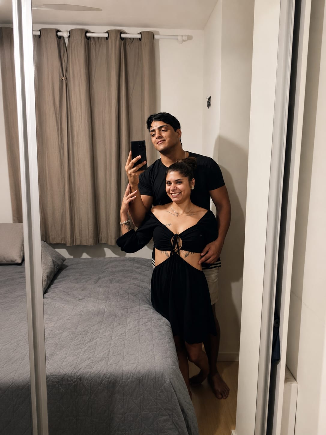 Nós dois no espelho do quarto
